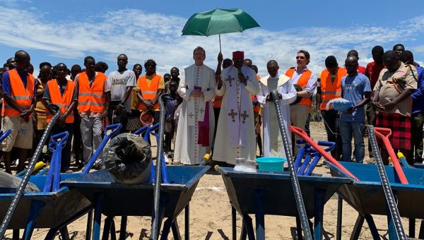 Spatenstich am Turkana-See in Kenia: Ludwig Prinz von Bayern und missio-Präsident Monsignore Huber ermöglichen Kirchenbau für Bildungscampus.